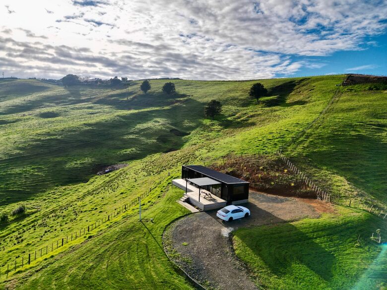 Black Magic – A Stylish, Private Escape with Wide Rural Views - Mauku, New Zealand