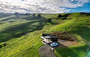 Black Magic – A Stylish, Private Escape with Wide Rural Views - Mauku, New Zealand