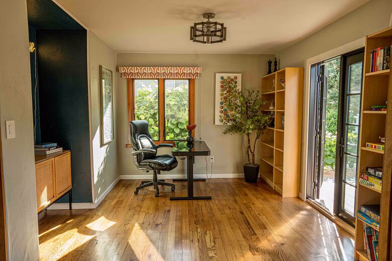 La Jolla Coastal Retreat Near Windansea Beach - La Jolla, California