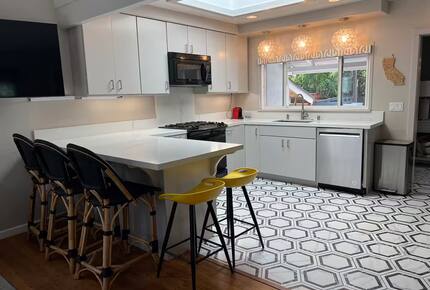 La Jolla Coastal Retreat Near Windansea Beach - La Jolla, California