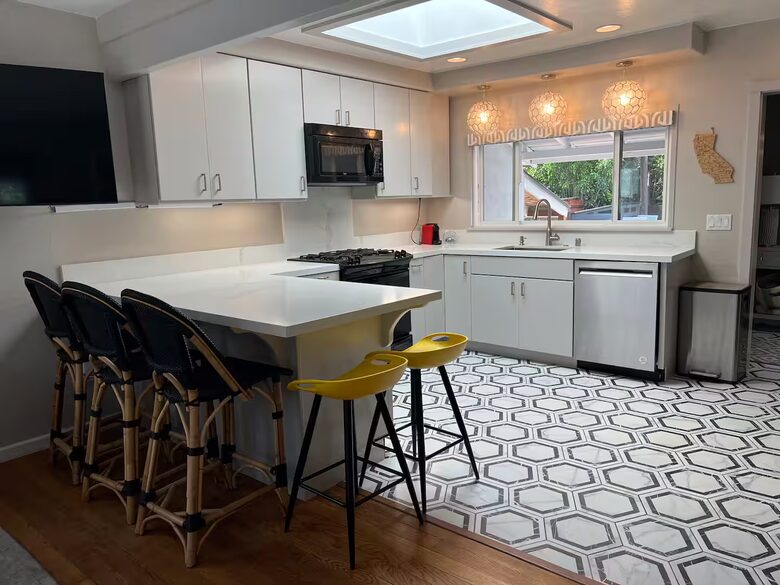 La Jolla Coastal Retreat Near Windansea Beach - La Jolla, California