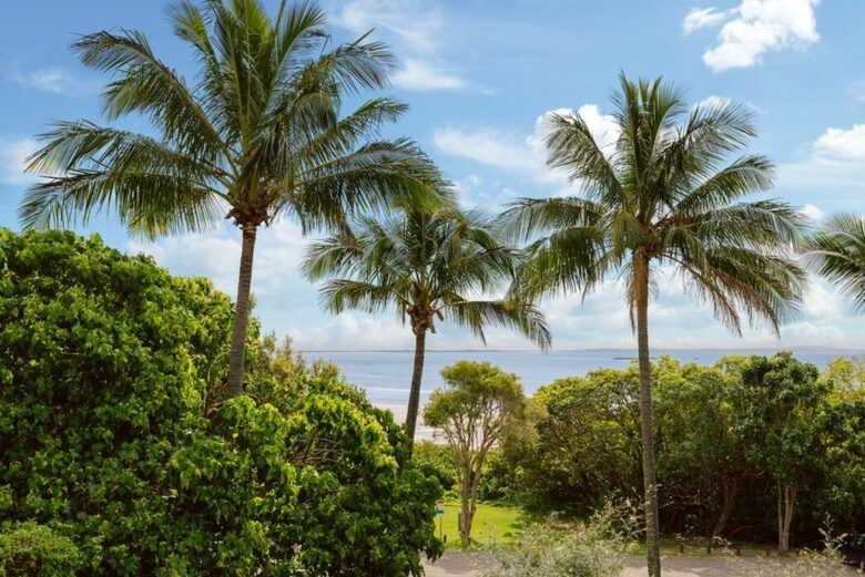 Luxury on Cylinder Beach - Point Lookout, Australia