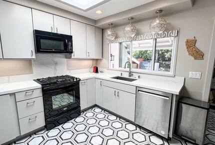 La Jolla Coastal Retreat Near Windansea Beach - La Jolla, California