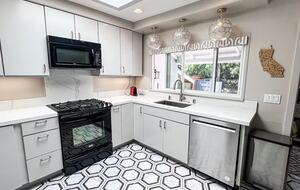 La Jolla Coastal Retreat Near Windansea Beach - La Jolla, California