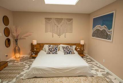 La Jolla Coastal Retreat Near Windansea Beach - La Jolla, California