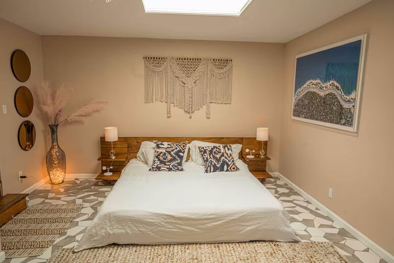 La Jolla Coastal Retreat Near Windansea Beach - La Jolla, California