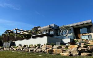 Modern beach house with 180 degree bay views - Melbourne, Australia