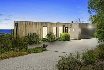 Modern beach house with 180 degrees bay views - Melbourne, Australia