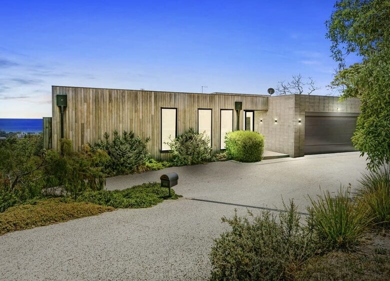 Modern beach house with 180 degrees bay views - Melbourne, Australia