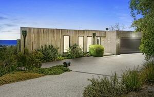 Modern beach house with 180 degree bay views - Melbourne, Australia