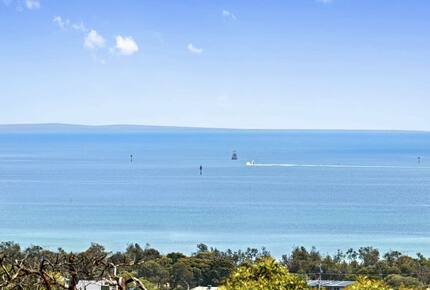 Modern beach house with 180 degrees bay views - Melbourne, Australia