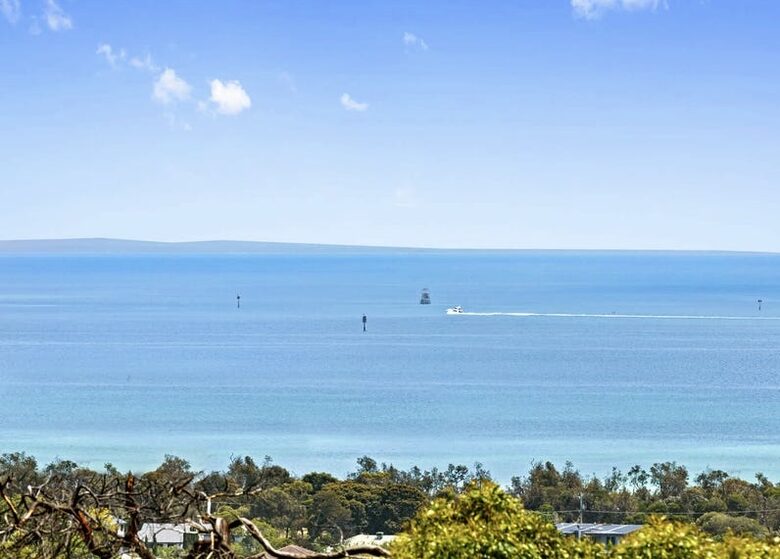 Modern beach house with 180 degrees bay views - Melbourne, Australia