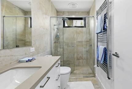 Modern beach house with 180 degrees bay views - Melbourne, Australia