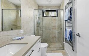 Modern beach house with 180 degree bay views - Melbourne, Australia