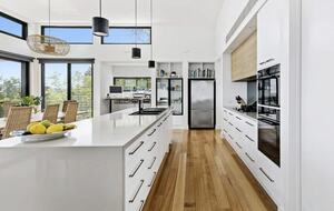 Modern beach house with 180 degree bay views - Melbourne, Australia