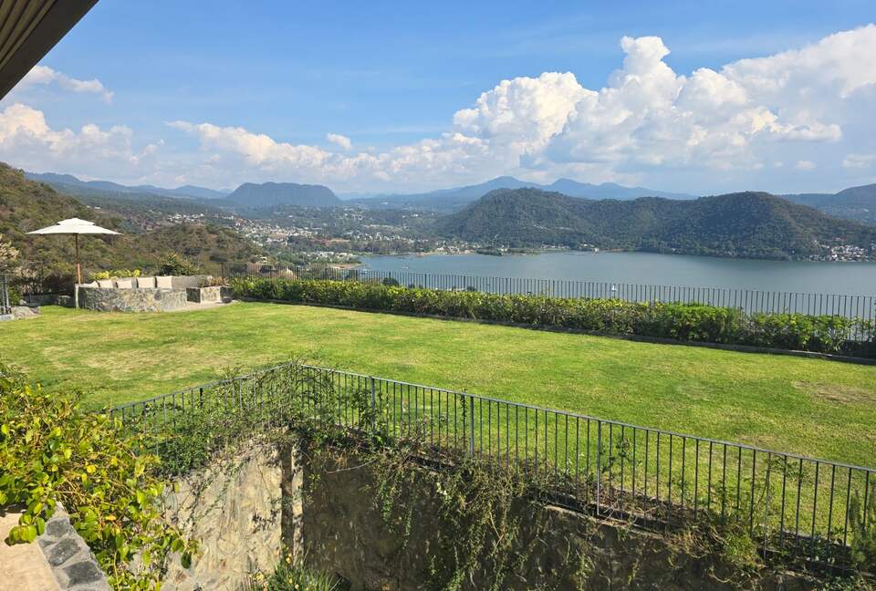 Pent Garden with lake view