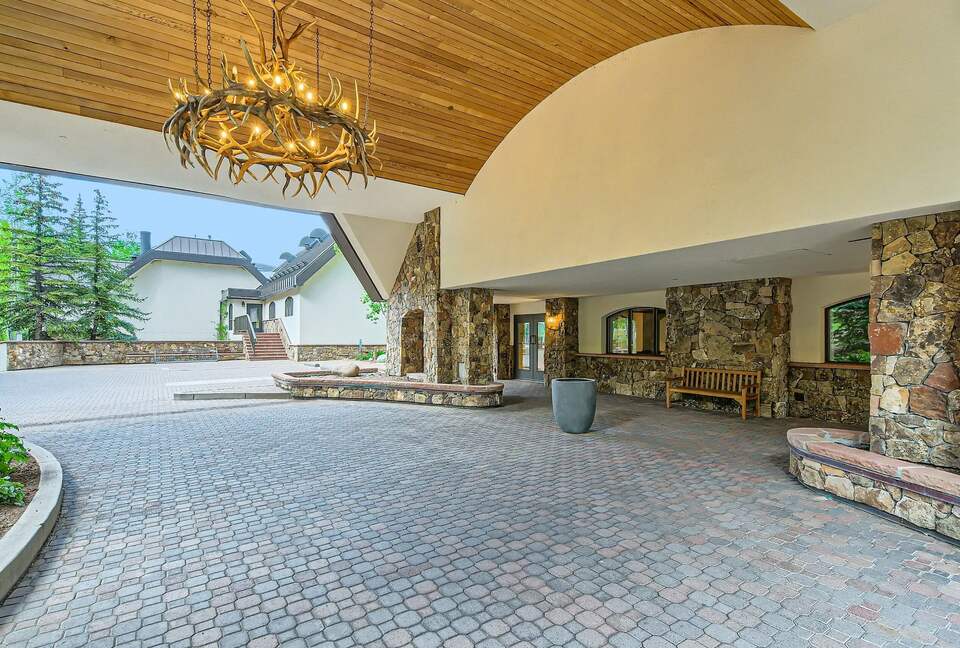 Vail Ski-in Ski-out Condo - Vail, Colorado