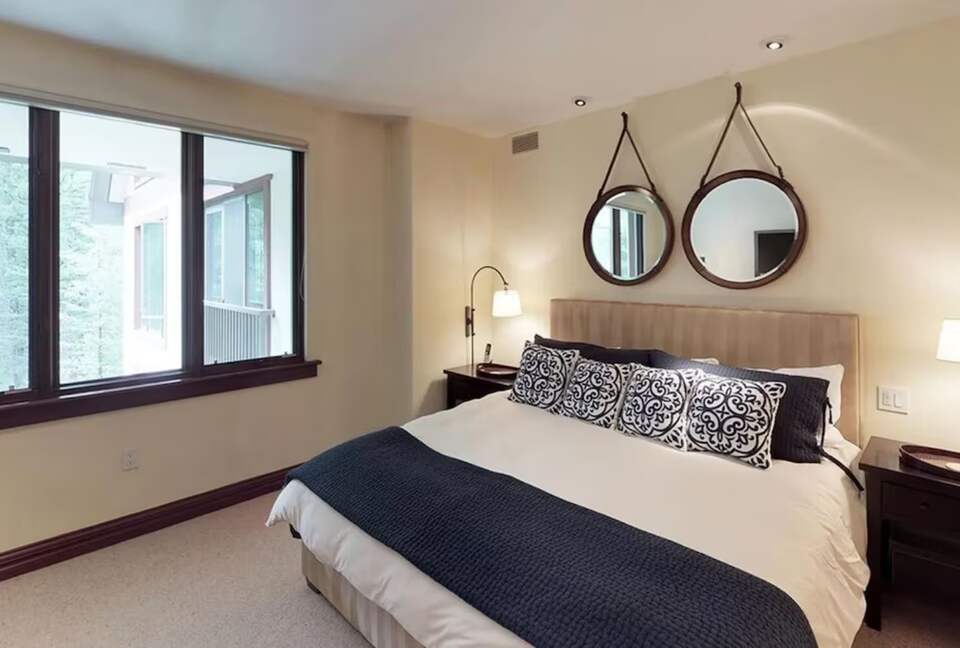 Vail Ski-in Ski-out Condo - Vail, Colorado