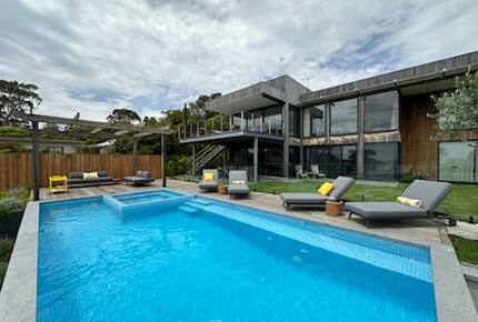 Modern beach house with 180 degrees bay views - Melbourne, Australia