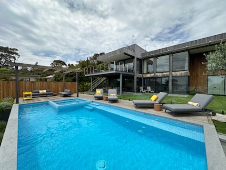Modern beach house with 180 degrees bay views - Melbourne, Australia
