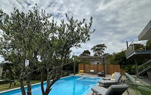 Modern beach house with 180 degree bay views - Melbourne, Australia