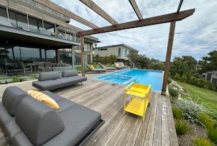 Modern beach house with 180 degrees bay views - Melbourne, Australia