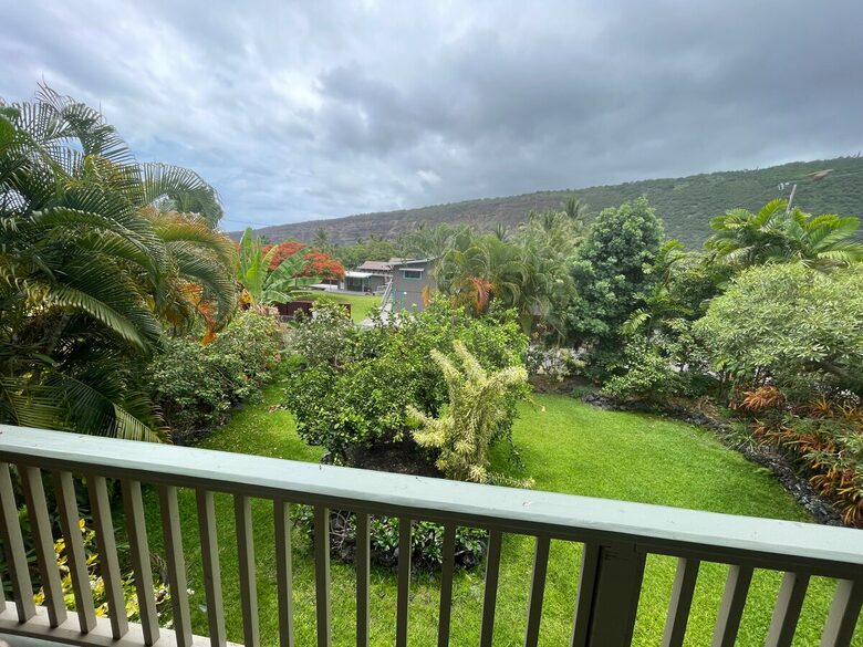 Ocean View Retreat Steps from the Beach - Captain Cook, Hawaii