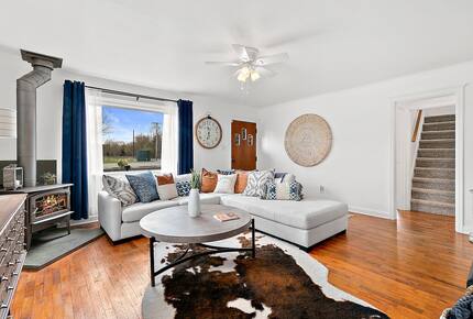 Puyallup Farmhouse Retreat - Puyallup, Washington