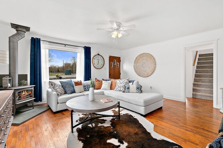 Puyallup Farmhouse Retreat - Puyallup, Washington