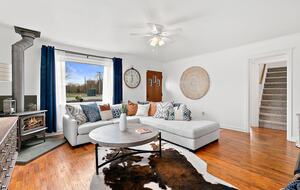 Puyallup Farmhouse Retreat - Puyallup, Washington