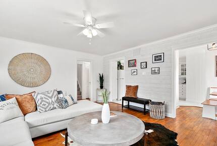 Puyallup Farmhouse Retreat - Puyallup, Washington