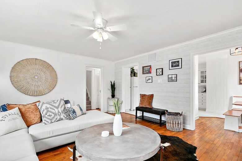 Puyallup Farmhouse Retreat - Puyallup, Washington