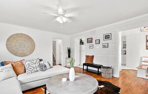 Puyallup Farmhouse Retreat - Puyallup, Washington