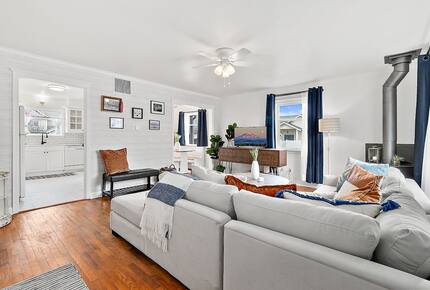 Puyallup Farmhouse Retreat - Puyallup, Washington