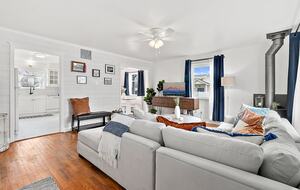 Puyallup Farmhouse Retreat - Puyallup, Washington