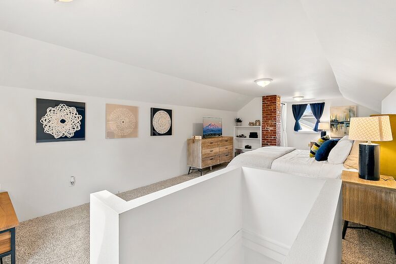 Puyallup Farmhouse Retreat - Puyallup, Washington