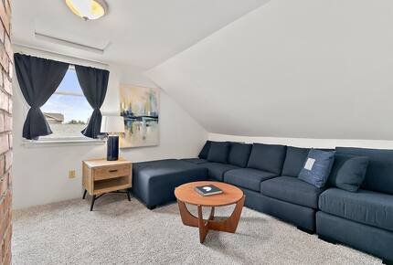 Puyallup Farmhouse Retreat - Puyallup, Washington