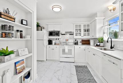 Puyallup Farmhouse Retreat - Puyallup, Washington