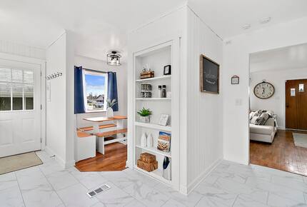 Puyallup Farmhouse Retreat - Puyallup, Washington