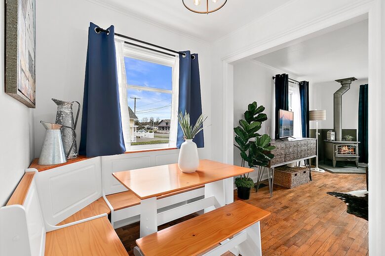 Puyallup Farmhouse Retreat - Puyallup, Washington