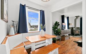 Puyallup Farmhouse Retreat - Puyallup, Washington