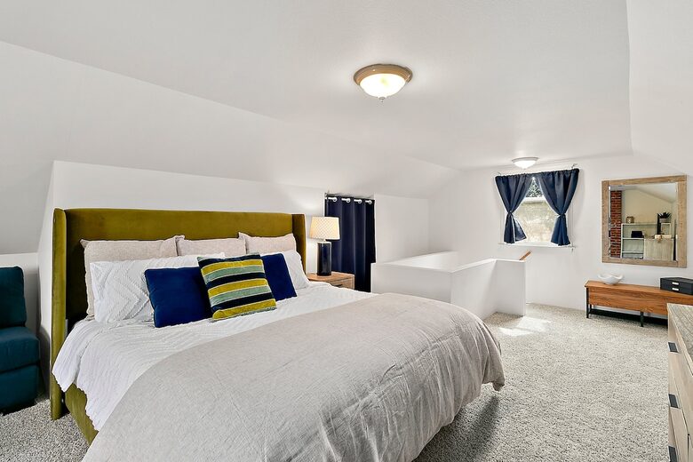 Puyallup Farmhouse Retreat - Puyallup, Washington