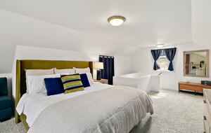 Puyallup Farmhouse Retreat - Puyallup, Washington