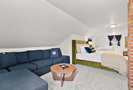 Puyallup Farmhouse Retreat - Puyallup, Washington