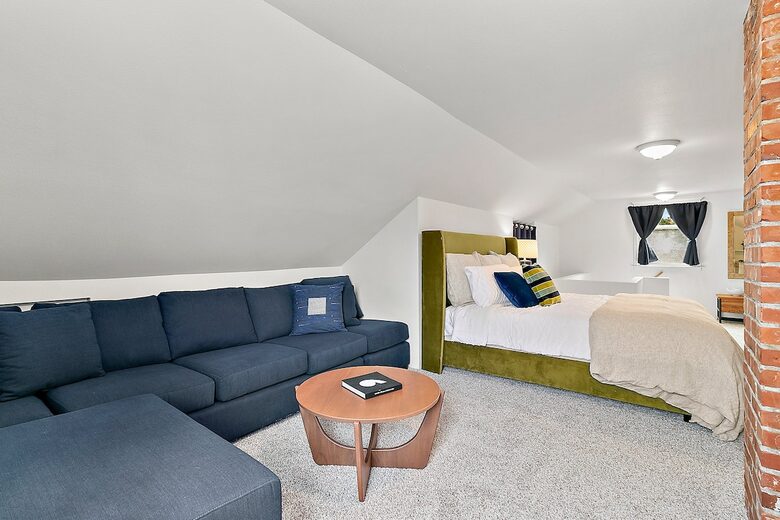 Puyallup Farmhouse Retreat - Puyallup, Washington