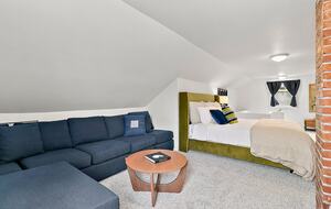 Puyallup Farmhouse Retreat - Puyallup, Washington