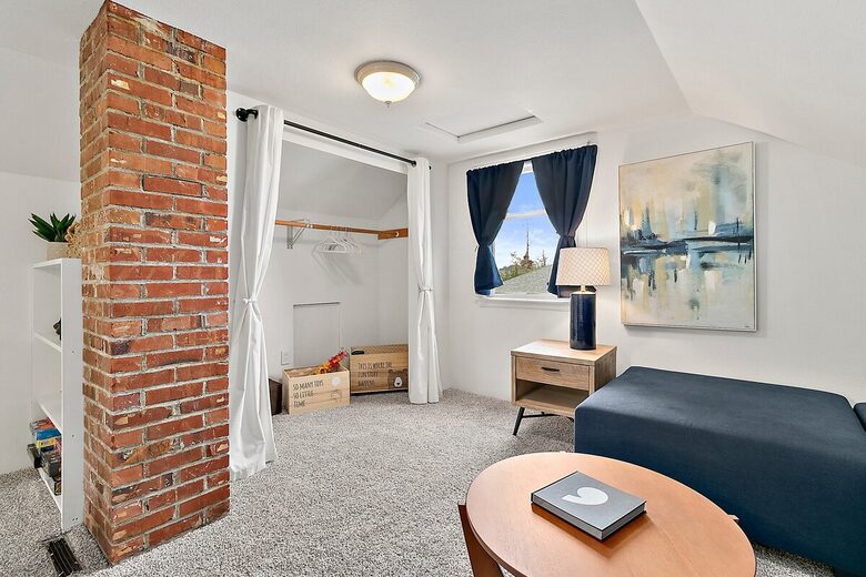 Puyallup Farmhouse Retreat - Puyallup, Washington