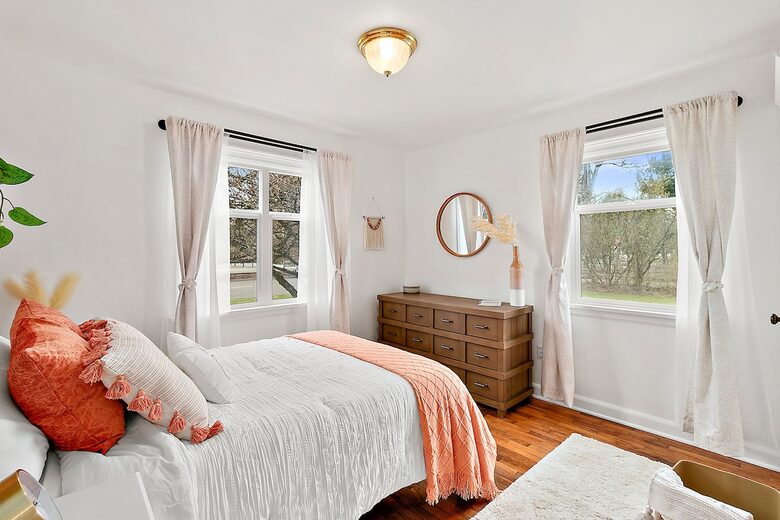 Puyallup Farmhouse Retreat - Puyallup, Washington