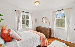 Puyallup Farmhouse Retreat - Puyallup, Washington