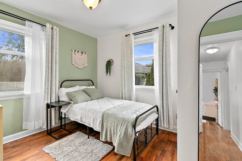 Puyallup Farmhouse Retreat - Puyallup, Washington